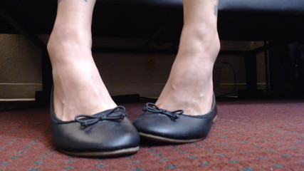 Abby Anna: Elle tremble dans des ballerines