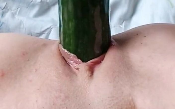 Lina Moore: Meisje masturbeert met grote komkommer. Lina Moore