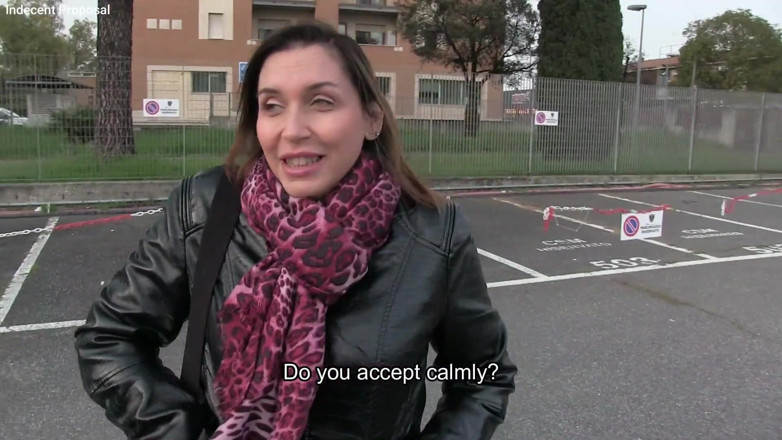 Indecent proposal: Indecent Vorschlag - italienische kurvige MILF nimmt unanständigen Vorschlag an und...