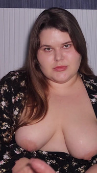 Bbw-stiefmoeder vernedert een kleine pik maar maakt het moeilijk en laat hem klaarkomen uit haar mond en tieten neuken