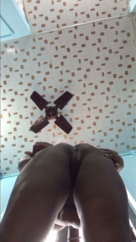 Ma femme se fait baiser à poil et bouffe la chatte