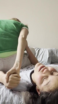 Cócegas femininas e luta de pés