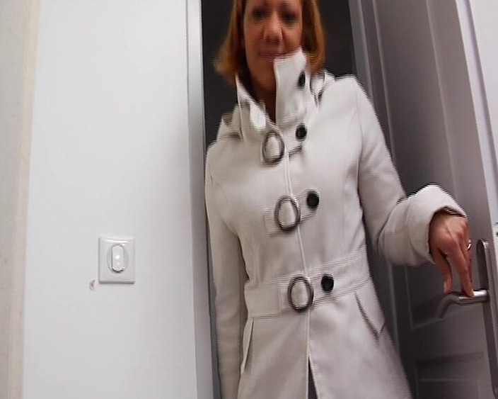 Planete Francaise: Французская крошка с большой попкой поиграла с игрушкой