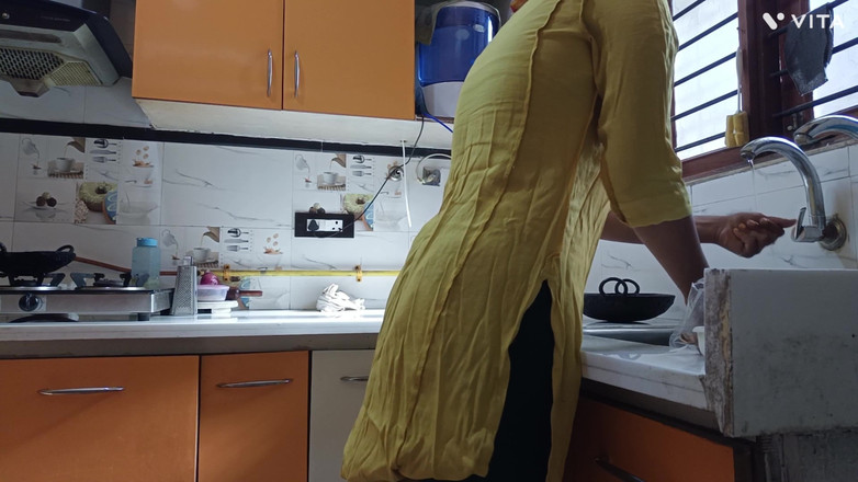 GlamorousBow9: Indická služka tetička saje velký zadek a má anální sex...