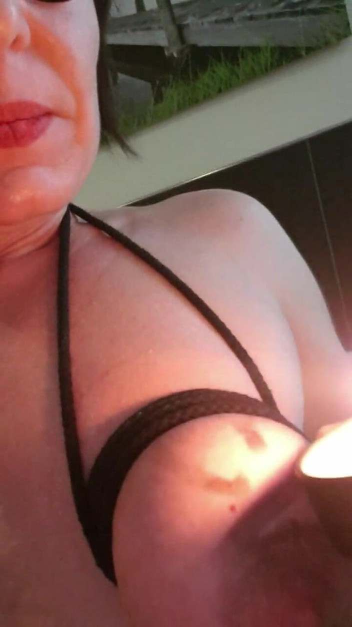 JulieEroticDress: Julie si prepara con un auto fisting