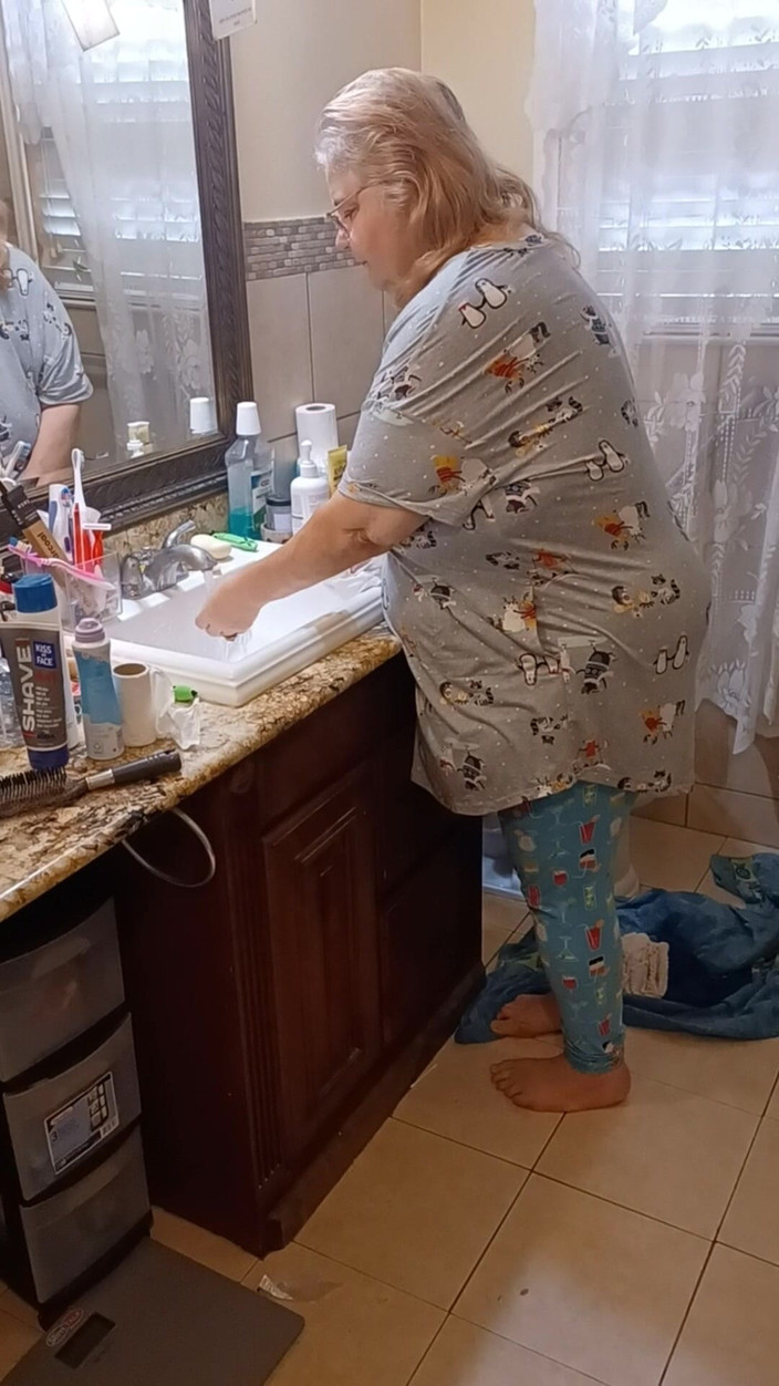 BBW nurse Vicki adventures with friends: Ich wäsche mein weißes oma-höschen für kunden!