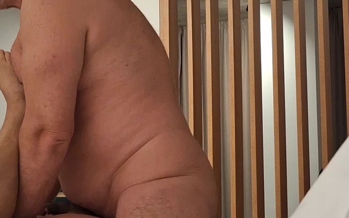 Dexterxxlfun: Dexter táta šuká nahá. Gay anální creampie bez sedla