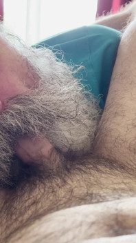 Bunicul hobo suge pula unui pui păros.