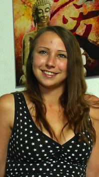 Sexy brunetka ukazuje svou kundičku, zatímco masturbuje, že si to užívá