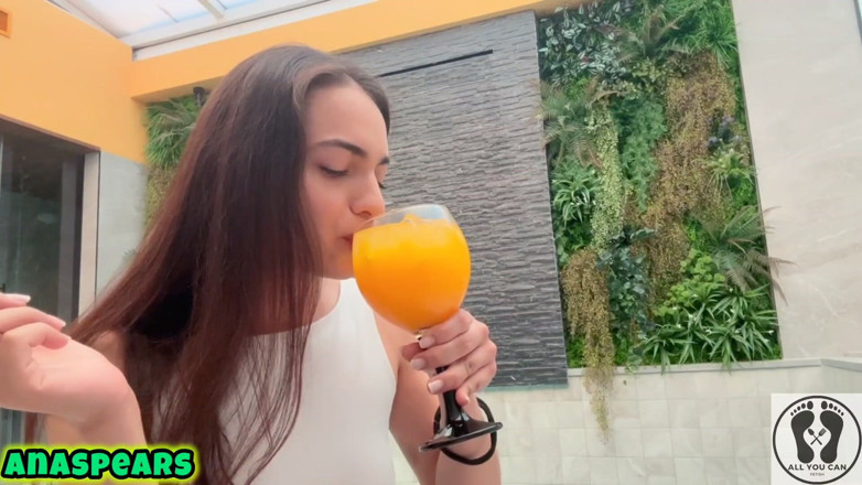 All You Can Fetish: Une déesse brune sexy fume du rouge à lèvres