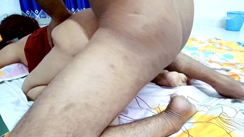Sabina244: Desi macocha rucha się z bangaliboyem lodzika pracującym na podłodze