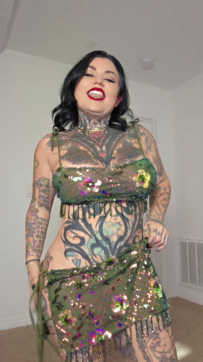 Ventressink: Rave Girl Strip Tease