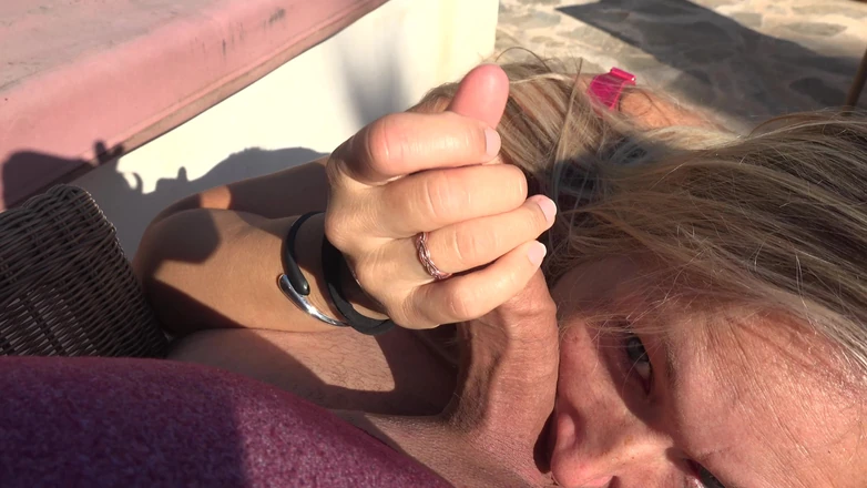 German amateur - 100% German hardcore videos: Tlustá blonďatá milfka nenechá spadnout ani jednu kapku spermatu