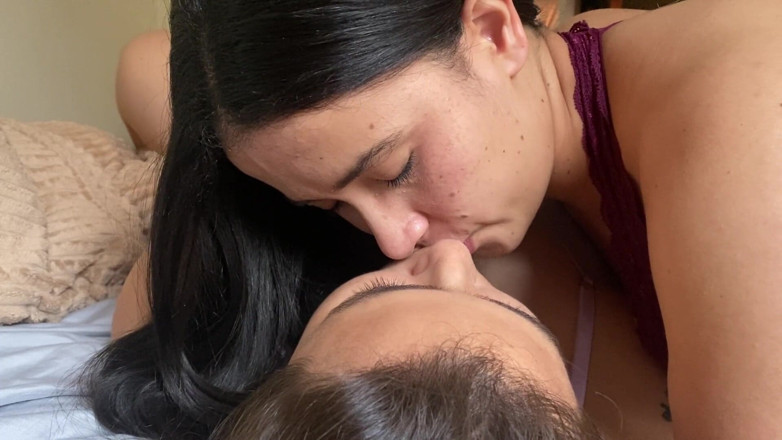 zoemelissa: 私はレズビアンの巨大な舌をしゃぶり、彼女は私の喉で私を犯します