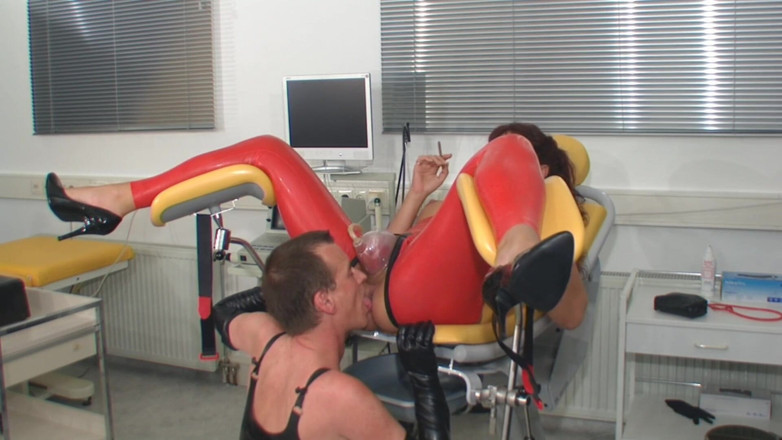 Rubber & Clinic Studio - 1ATOYS: Memompa memek dengan lateks
