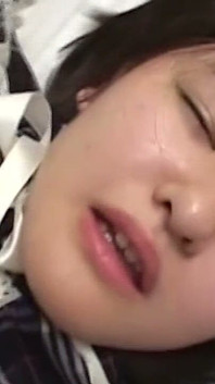 Teen brunetka služka je hluboce bušena před tlustým výstřiky na obličej