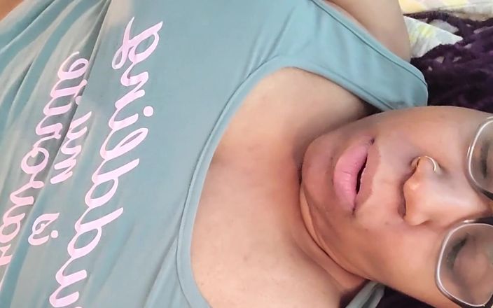 Josie4yourpleasure: 一边拍摄我的大胸部一边谈论我的视频