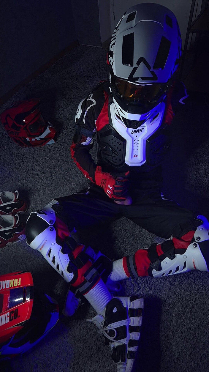 Sneakersmax98: Un motard excité joue avec sa bite