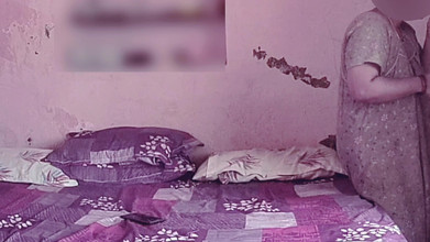 Black & white desicat: Casal indiano missionário e de quatro fodendo no quarto depois...