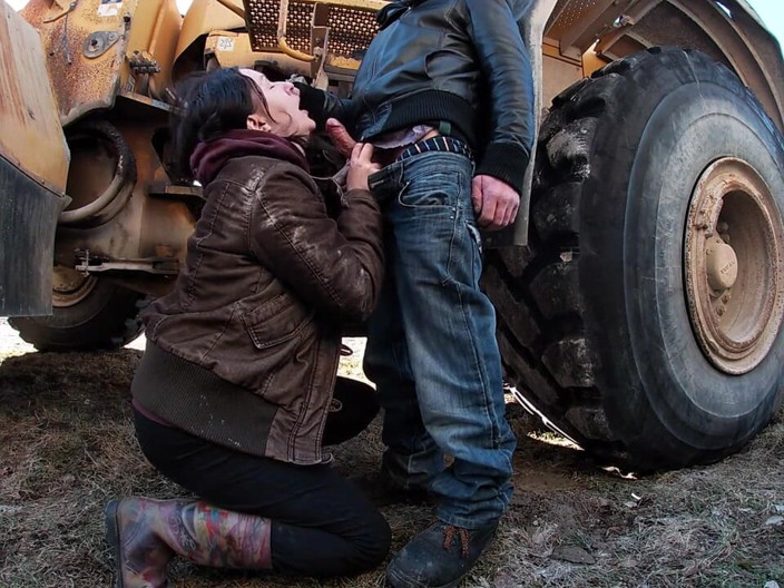 Hera Harding: Country babe is sucking a worker's dick