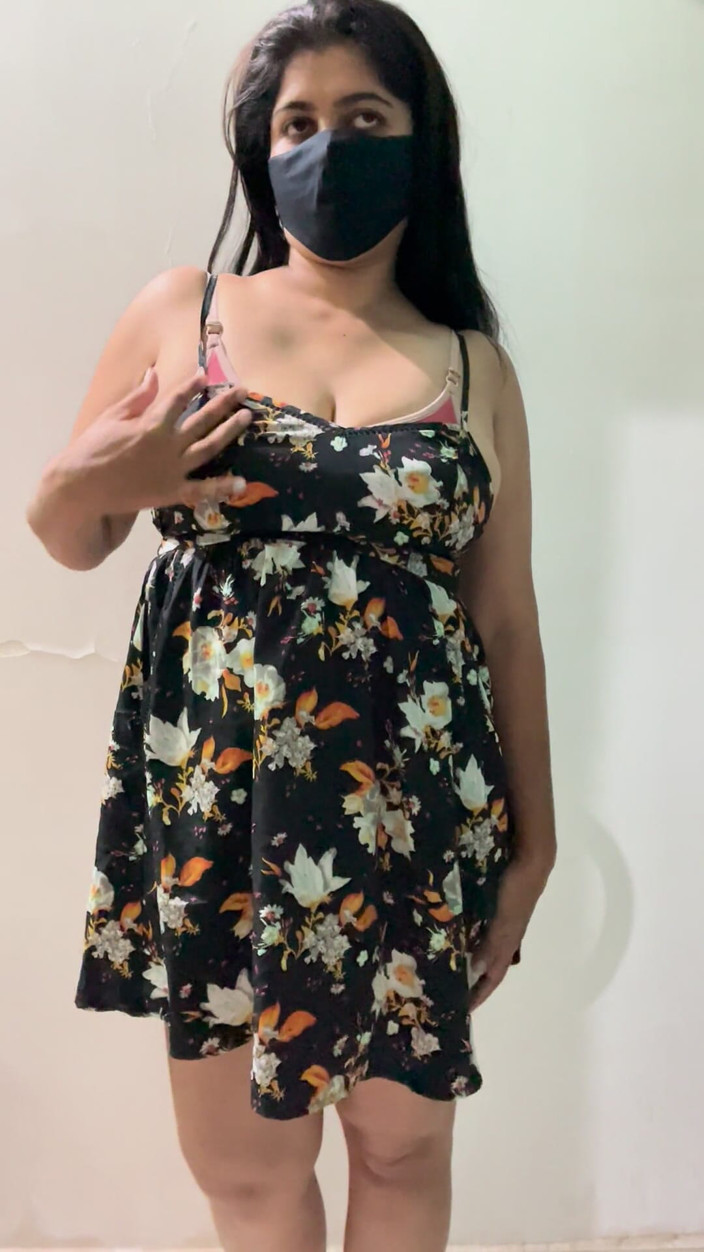 Indiandesiriya: Het desi knubbig MILF klä av sig stora bröst