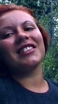 Gagică matură își fute cu degetele pizda neglijaculată până la orgasm