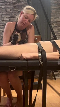 Attaché à une table de bondage, bordé et ruiné