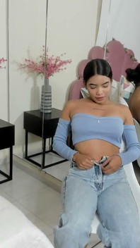 お尻を叩くと指でセックスするマスターベーション