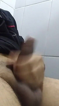남자가 욕실에 앉아 있다