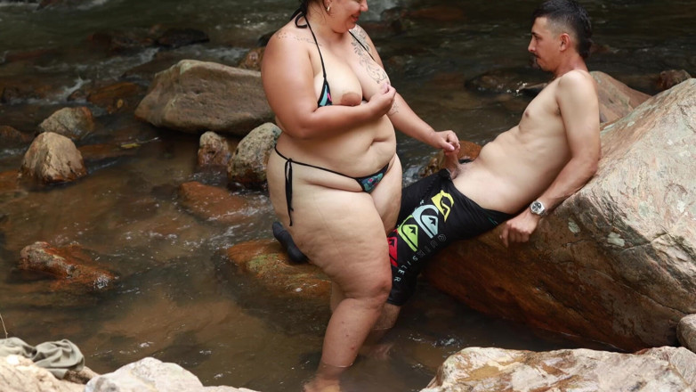 Lexly_16: Berkongkek di sungai dengan seorang lelaki berkongkek di luar rumah