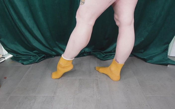 Deanna Deadly: Calves Flex in Mustard Socks