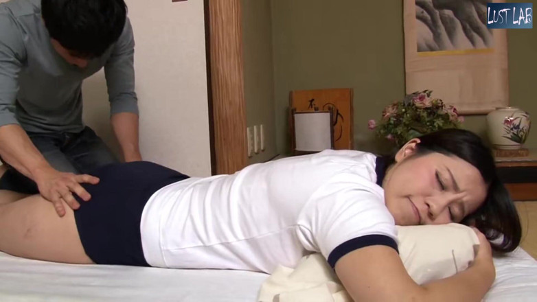 Lust lab: Beklenmedik temas - odada yalnız, artık görmezden gelamayacağı bir gerginlik - bölüm 1