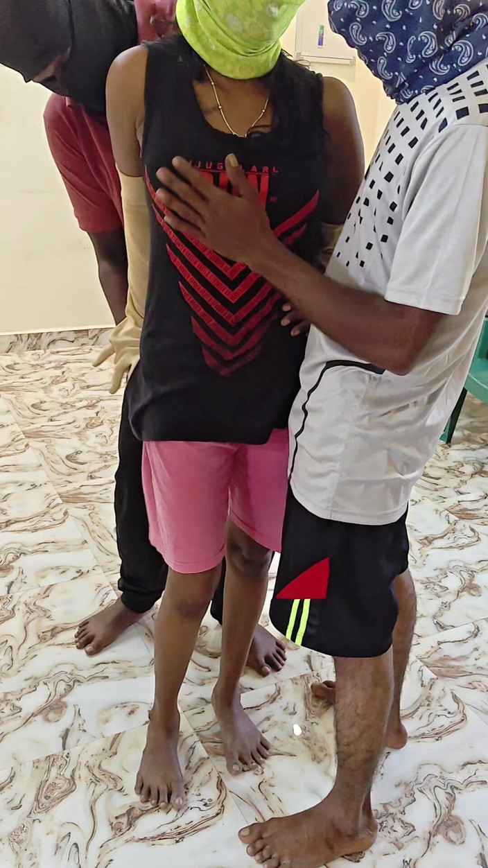 Thesana: 拳击教练和学生乱搞继母和继女