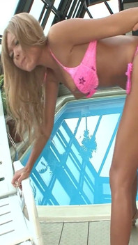 Blonde japanerin bläst einen typen mit großem schwanz und bekommt ihren busch am pool tief gebohrt