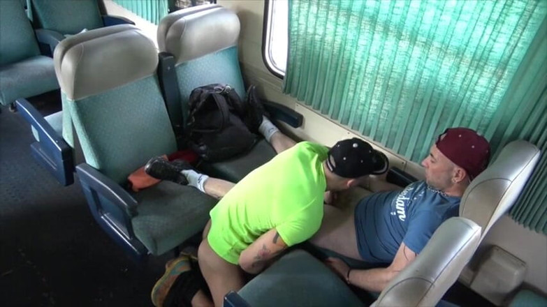 Gaybareback: Dikongkek tanpa kondom dalam kereta api oleh Arab lurus