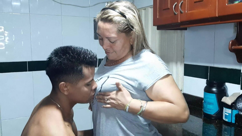 Miller Family: この熟女の膣の唇に私の舌を通すキス