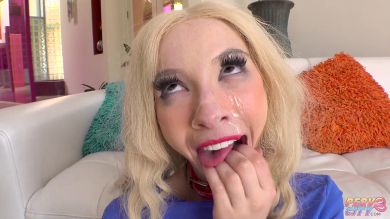 Perv City: Si blonde kecil molek Kenzie Reeves pergi dubur dengan zakar...