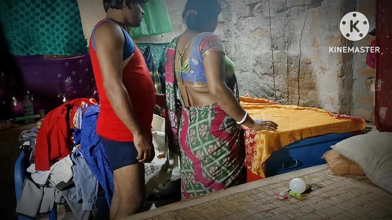 Raju Raju: Une demi-sœur indienne se déshabille et se fait baiser en...