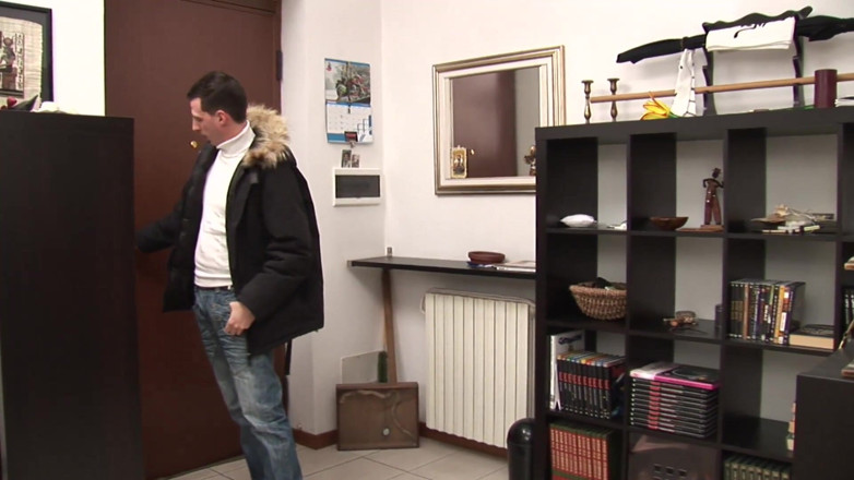 Milf in Love: Sexy macecha utěšuje svého steosona kouřením jeho ptáka