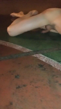 Goală în aer liber jucându-mă cu pișat până când ejaculez