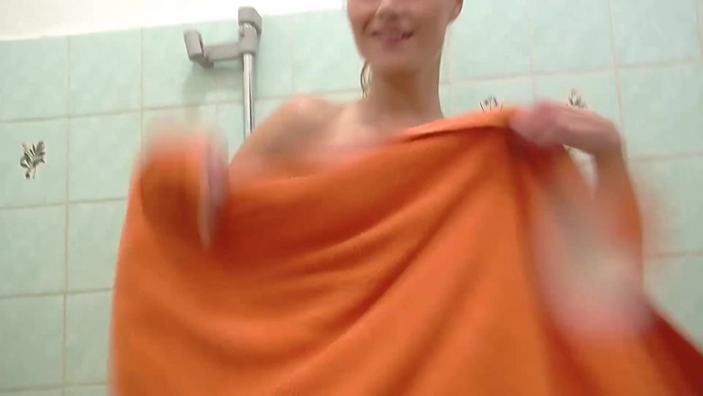 Male Dom - Spanking - BDSM: Gagica blondă se pișă și își atinge pizda în baie