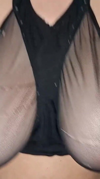 Katty Milk joue et trémousse ses énormes seins devant la caméra