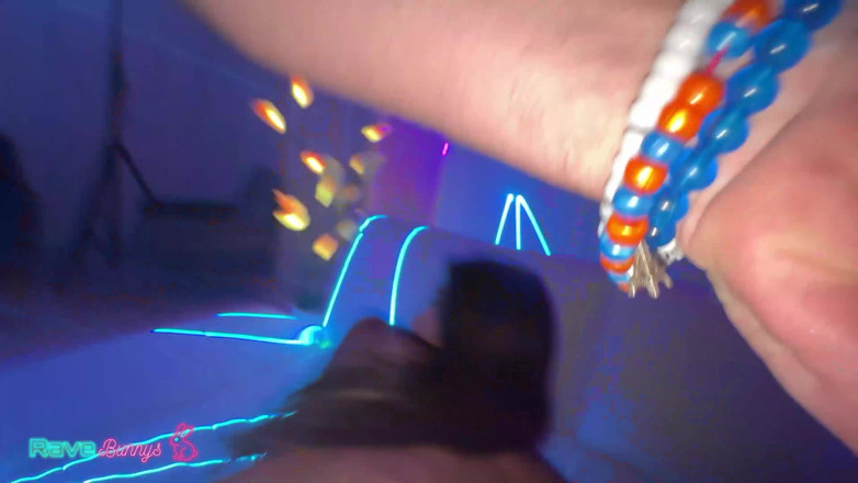 Rave Bunnys: Madison Wilde ve Clara Trinity'nin sert üçlü seksi!