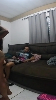 妻子要求丈夫拍摄她与朋友跳舞，这使他勃起