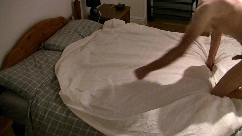 Mark Hannes: 알몸의 호텔 침대 혹 자위