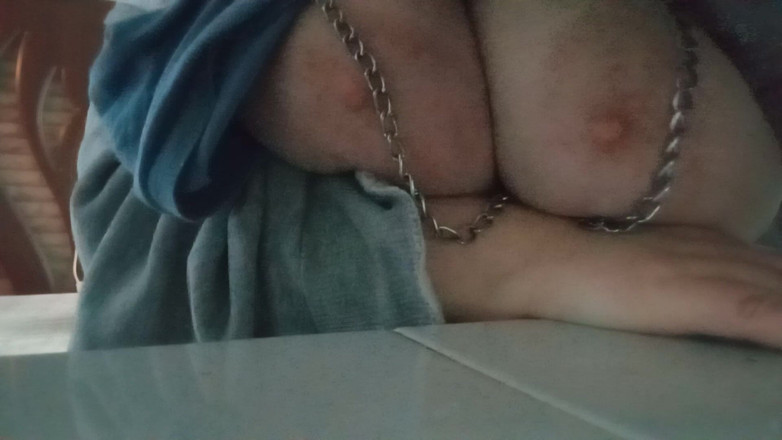 The queen of Satan: 胸部上的链条