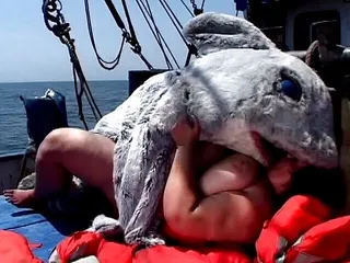 Fet strandpatrull vol4 - Sharkman knullar BBW valfitta till sjöss