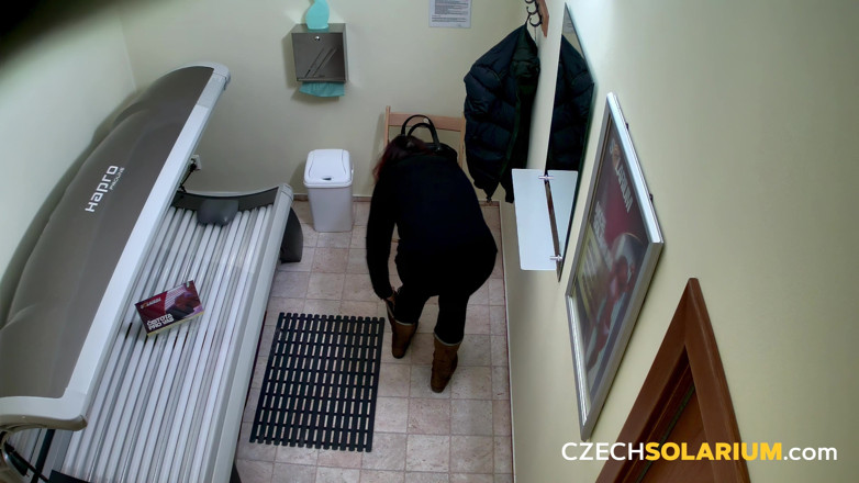 Czech Solarium: Czech Solarium 31: Husky gospodyni rozbiera się w solarium