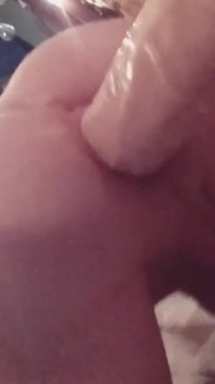 Arschmädchen tiffany Ciskiss fickt Femboy-arsch auf einem langen dildo
