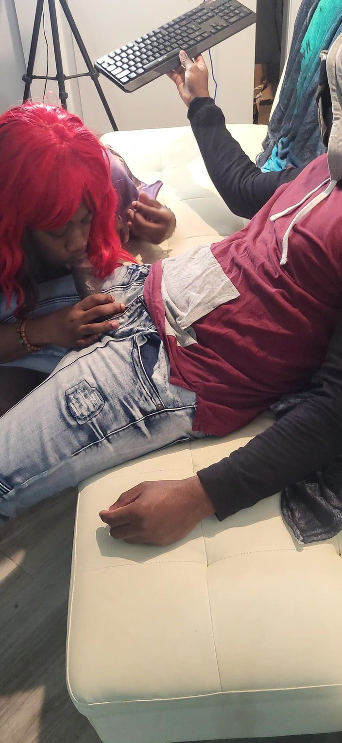 Wondahead21: Рыжей шлюшке трахнули в глотку на диване! Только для болельщиков - Wondahead22